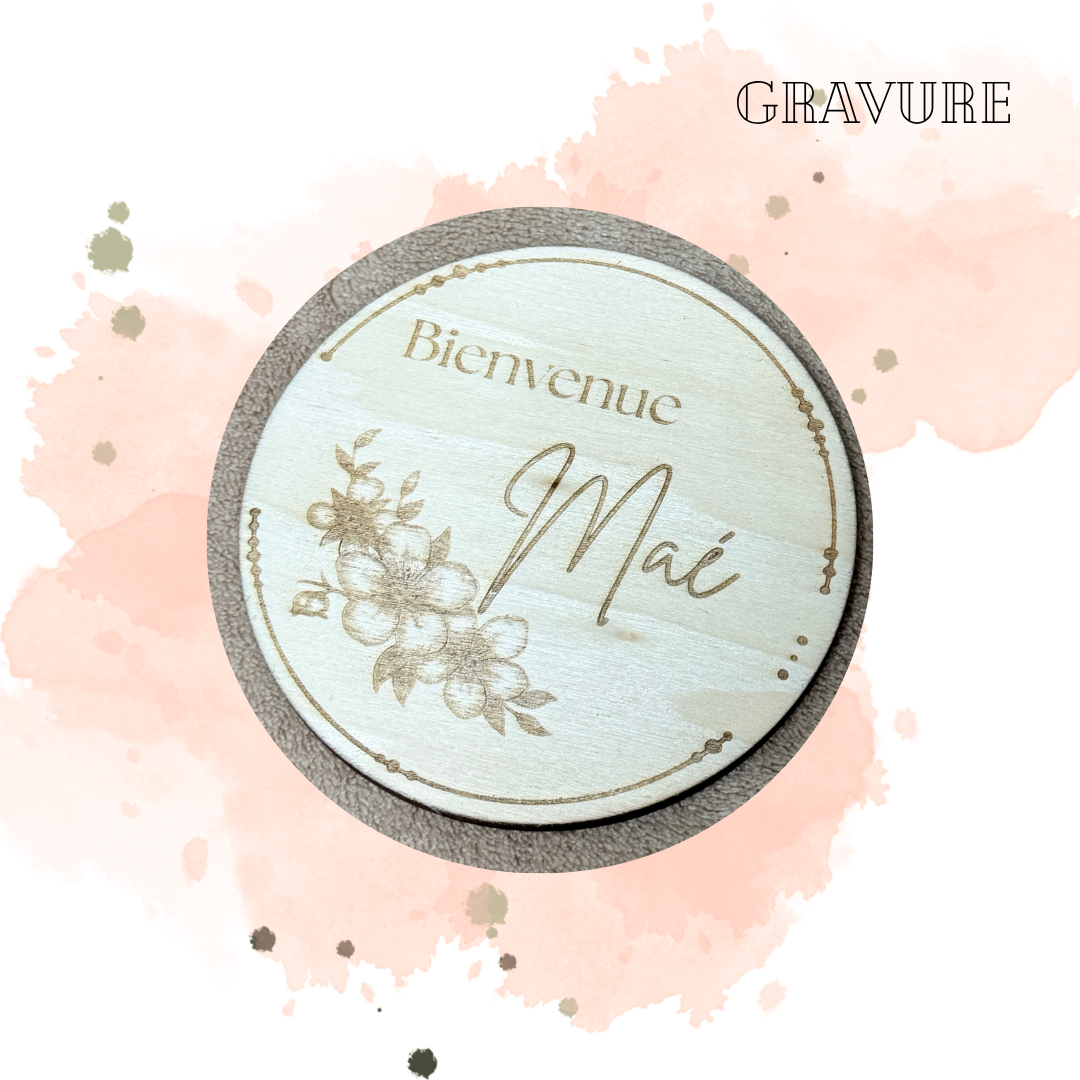 🌿 Carte en bois – Bienvenue au monde (personnalisée)